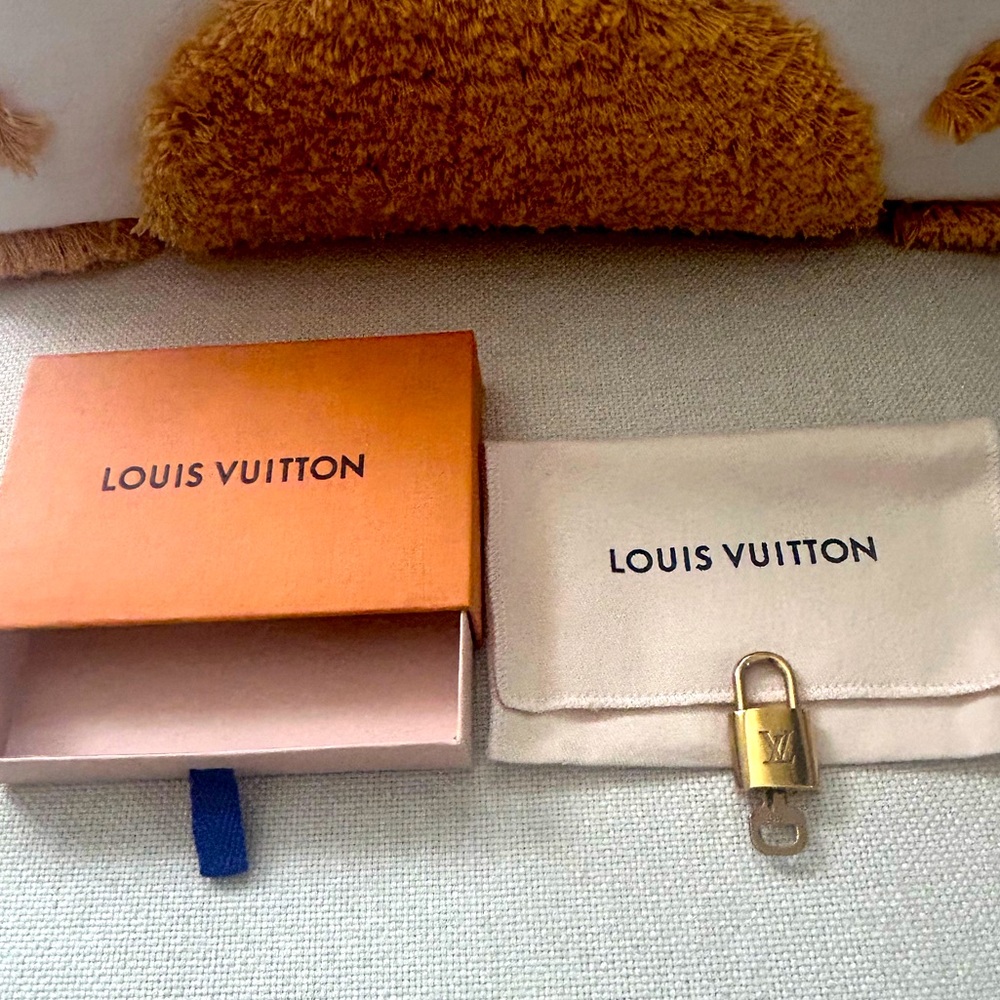 Louis Vuitton lock & key #319 w/box and dust bag
